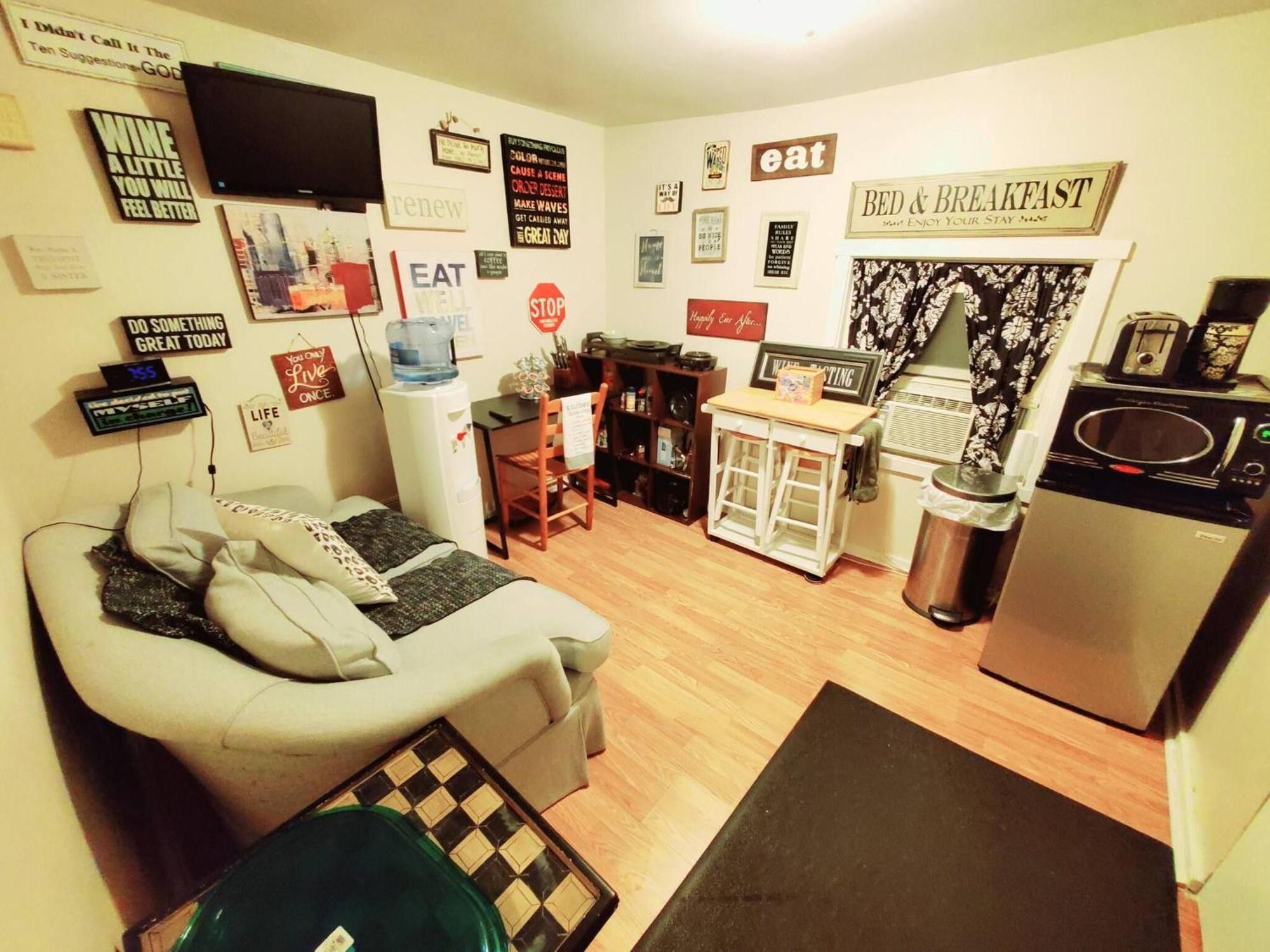 Room In Guest Room - Black-White Rm By Yale U 纽黑文 外观 照片