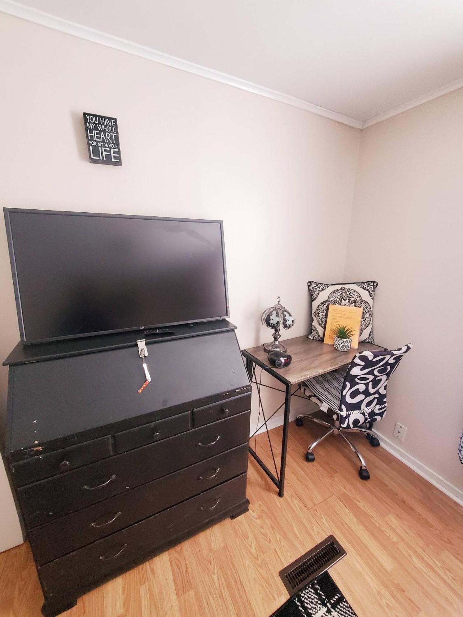 Room In Guest Room - Black-White Rm By Yale U 纽黑文 外观 照片